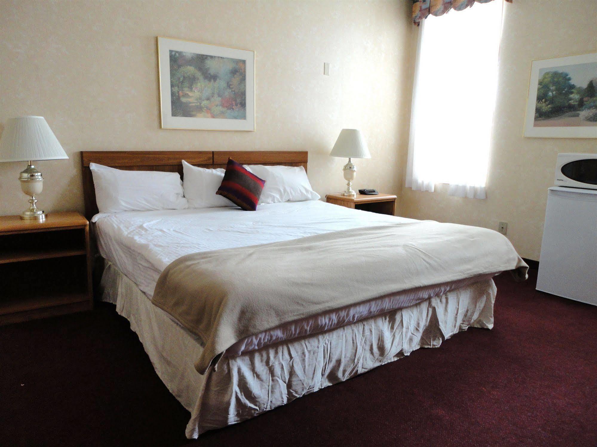 Royal Inn And Suites At Гуэлф Экстерьер фото